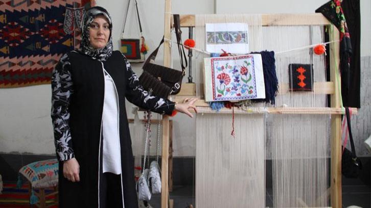 Annesinden öğrendiği sanatı yaşatarak kursiyerlere yeni bir beceri kazandırıyor