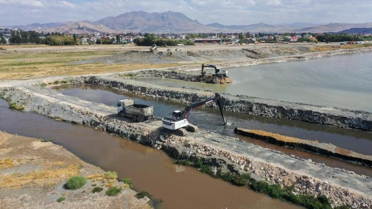 Van Gölü'nden 2 milyon 100 bin metreküp dip çamuru çıkarıldı