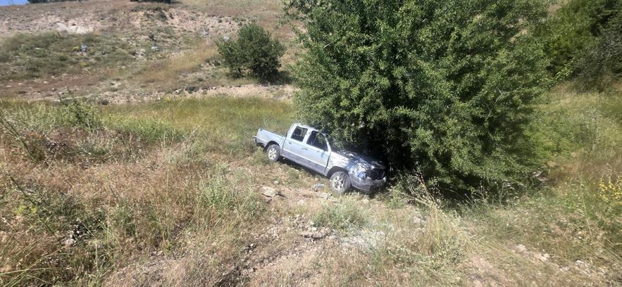 Kamyonet dereye uçtu: 2 yaralı