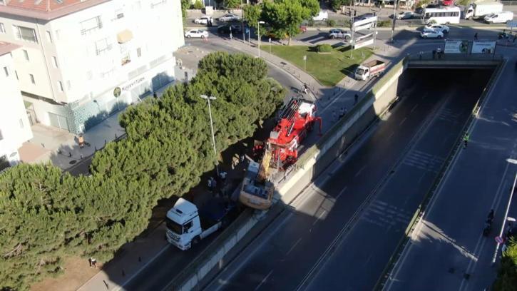Bahçelievler'de TIR'ın üzerindeki kepçe devrildi