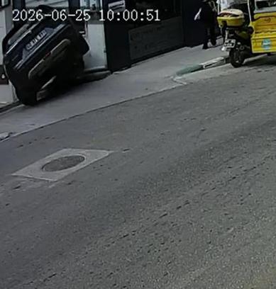 Otomobilin, iş yerinin duvarına çarptığı kaza kamerada