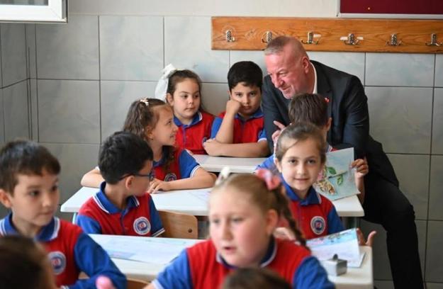 Karacabey Belediye Başkanı Karabatı, öğrencilerin karne heyecanına ortak oldu