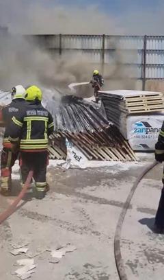 Tarsus'ta sanayi sitesinde depo yangını