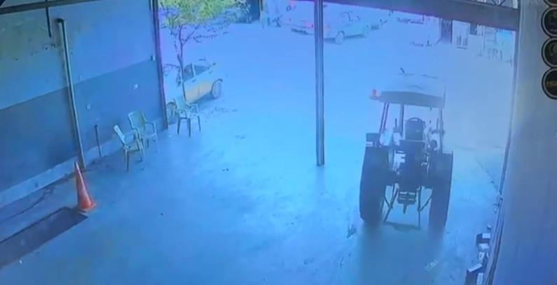 Tamirhanede el freni çekilmeyen traktör yola çıktı; o anlar kamerada