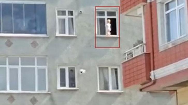 3’üncü katın evin penceresinde yürüyen bebek yürekleri ağza getirdi