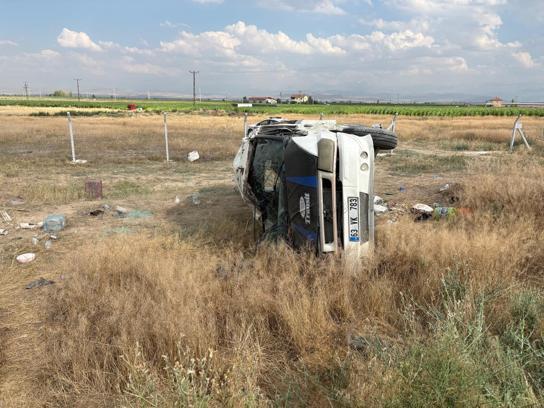 Tarım işçilerini taşıyan minibüs devrildi: 17 yaralı