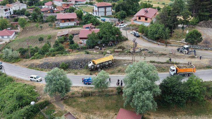 Freni boşalıp devrilen kamyonun şoförü öldü; yakınları feryat etti / Ek fotoğraflar