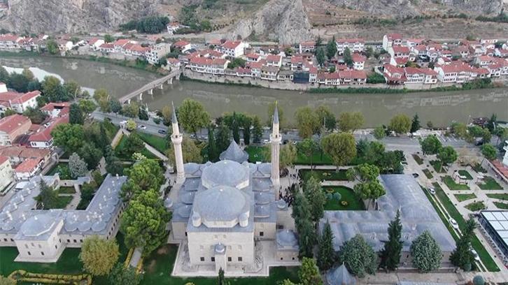 Şehzade özellikle yaptırmış! Dikkatli bakınca görülüyor, işte 540 yıllık caminin kapısındaki gizemli işaretin sırrı....