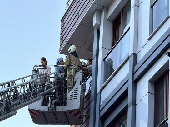 Kağıthane'de alevler bir anda sardı: 4 kişi dumandan etkilendi
