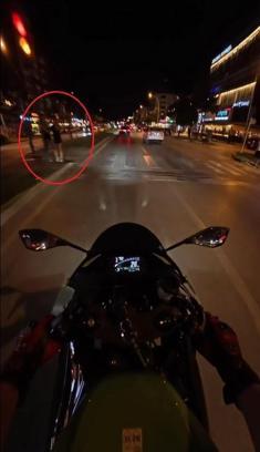 Sürücüsünün sarı ışıkta geçmek istediği hafif ticari araç, kaldırıma çıktı; yayalar tehlike atlattı