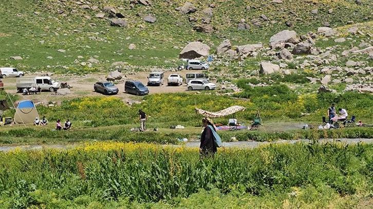 Yaz sıcağında bir doğa harikası: Cennet cehennem vadisi ziyaretçi akınına uğradı