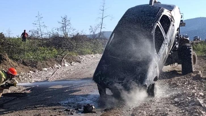 Park halindeki otomobilde çıkan yangın ormana sıçradı