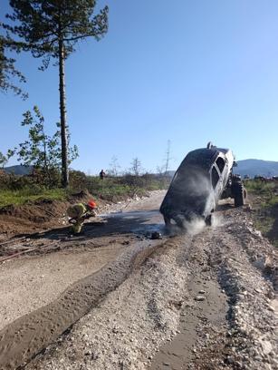 Otomobilde çıkan yangın ormana sıçradı