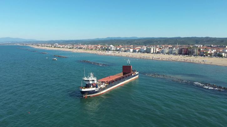 Karaya oturan yük gemisi kurtarıldı