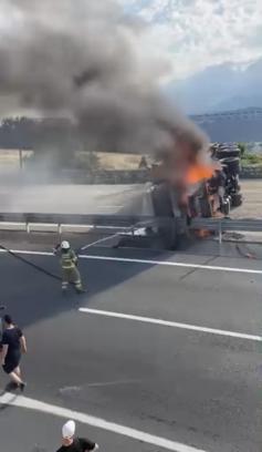 Devrilip yanan TIR'ın şoförü yaralandı