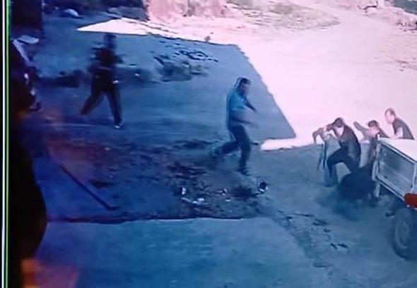 'Çöp dökme' kavgasında av tüfeğiyle vurulan kişi yaralandı; olay anı kemarada