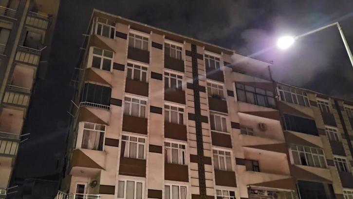 Bahçelievler’de kolonlarından sesler gelen 6 katlı apartman tahliye edildi