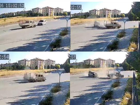 Hafif ticari araç ile kamyonetin çarpıştığı kaza kamerada; 3 yaralı