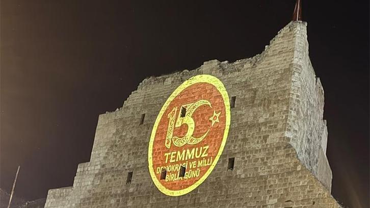 3 bin yıllık Birecik Kalesi'nde 15 Temmuz'a özel ışık gösterisi! Surlara yansıtıldı