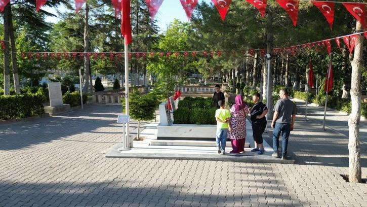 Herkes kahramanının mezarına koştu: Şehit Ömer Halisdemir dualarla anıldı