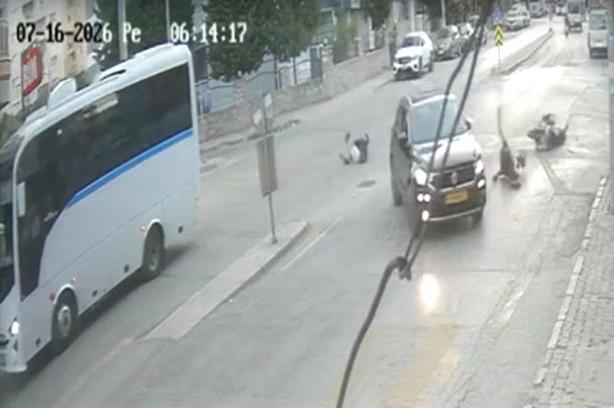 Motosiklete çarpan otomobilin sürücüsünün kaçtığı kaza kamerada