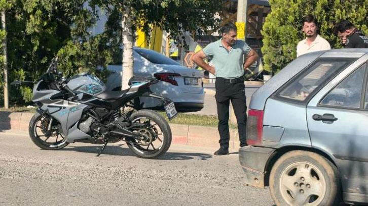 Motosiklet hafif ticari araca arkadan çarptı