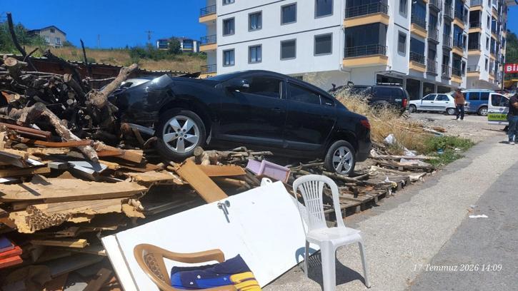 Otomobil ekmek fırını önündeki odun yığınına çarptı: 6 yaralı
