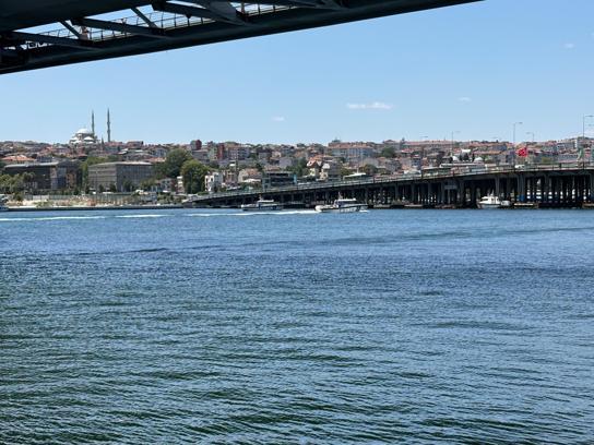 Haliç’te tur teknesi köprü ayağına çarptı; personel denize düştü: Arama çalışmaları sürüyor