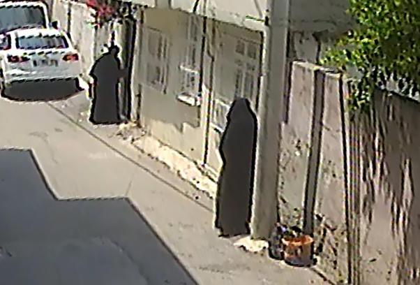 Çarşaf giyip, maymuncukla kapısını açtıkları evden altın ve para çaldılar