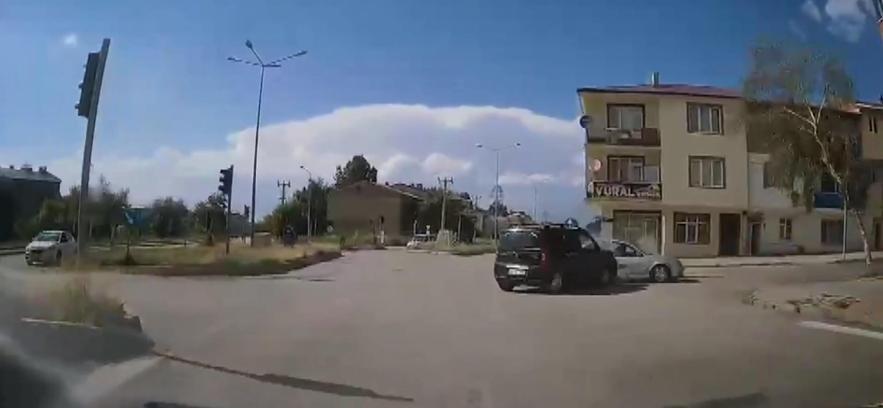 7 kişinin yaralandığı kaza araç kamerasında