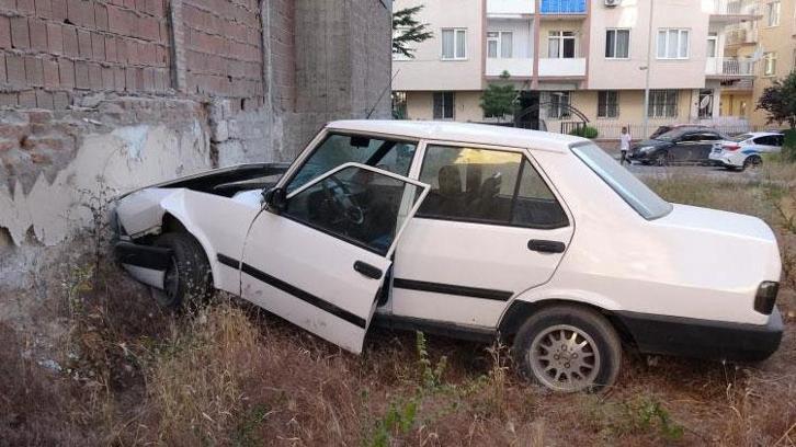 Duvara çarpan otomobilin sürücüsü kayıplara karıştı
