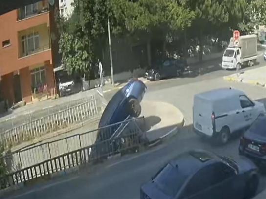 Pendik'te hakimiyeti kaybedince dereye uçtu!