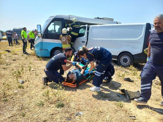 Manisa’da iki minibüs çarpıştı; ölü ve yaralılar var