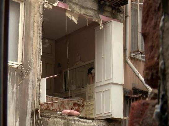 Şişli'de deprem korkusu: Bir binanın duvarı çökünce mahalleli paniğe kapıldı