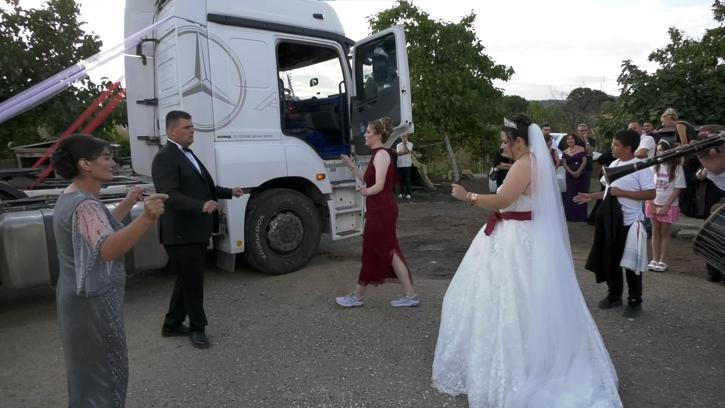 TIR gelin arabası oldu