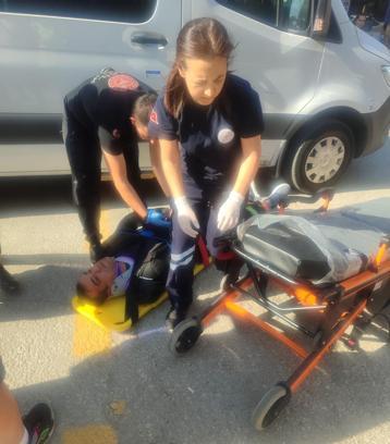 Minibüsle çarpışan motosikletli yaralandı; kaza kask kamerasında