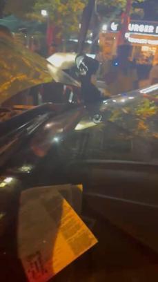 Trafik polisi aracına sıkışan kedi, çekiciyle kurtarıldı