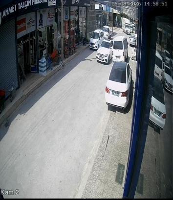Minibüsün camını kırıp, para ve altınları çalan kar maskeli şüpheliler kamerada