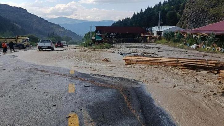 Artvin'de sağanak hayatı felç etti! Cadde ve sokaklar su altında kaldı