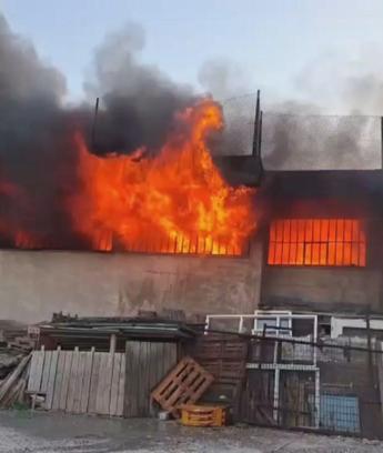 Silivri'de halı yıkama atölyesi alev alev yandı