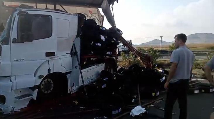 Emniyet şeridinde duran TIR'a arkadan başka bir TIR çarptı: 2 yaralı
