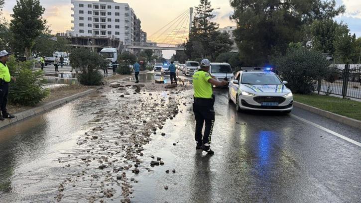 Patlayan su hattı yolu çökertti! Otomobil çukura düştü