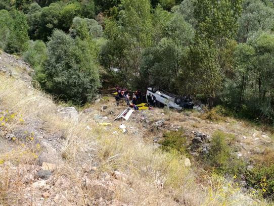 Sivas'ta minibüs uçuruma yuvarlandı; yaralılar var