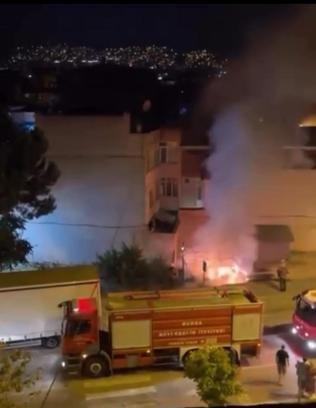 Bursa’da park halindeki otomobil alev alev yandı