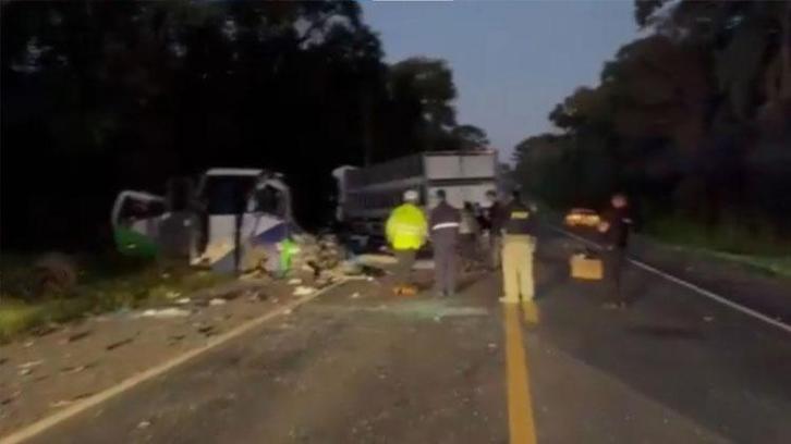 Minibüs ile kamyonun kafa kafaya çarpıştığı kazada 23 kişi hayatını kaybetti