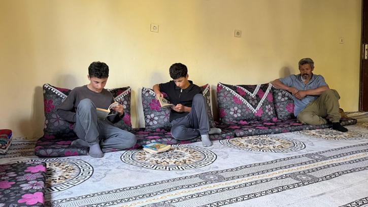 İkizler, yapımı tamamlanamayan evde yerde ders çalışıp fen lisesini kazandı