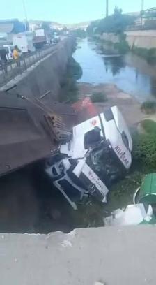Dereye devrilen TIR’ın şoförü ağır yaralandı