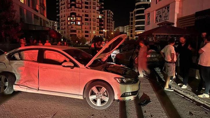 5 aracın karıştığı zincirleme kazada sürücü olay yerinden kaçtı