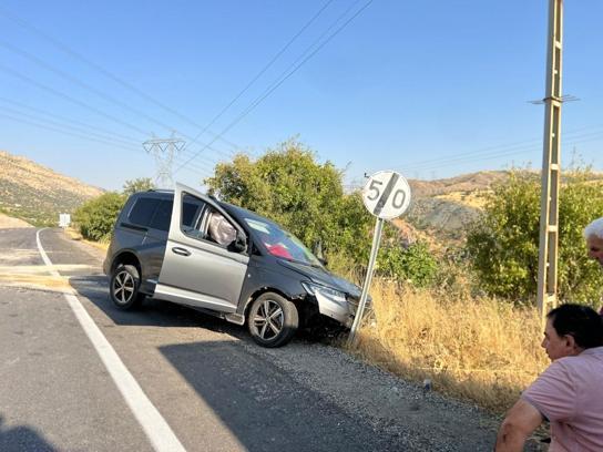 Şarampole devrilen hafif ticari araç sürücüsü yaralandı