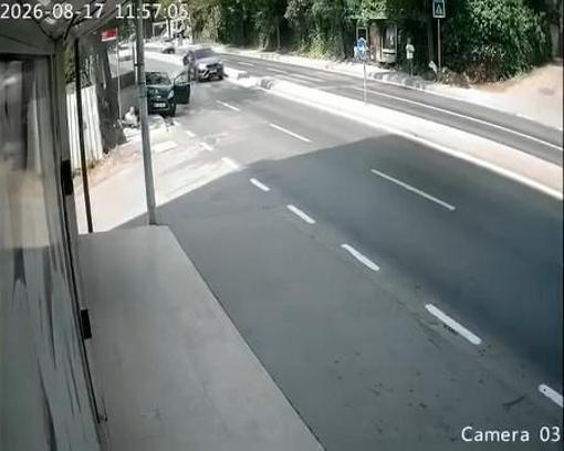 Pendik'te yayayı fark edip manevra yaptı; vurduğu çöp konteyneri dede ve torununa çarptı
